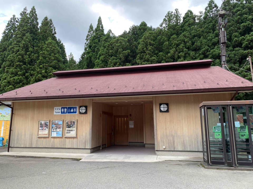 中の橋（バス停）多目的トイレ外観