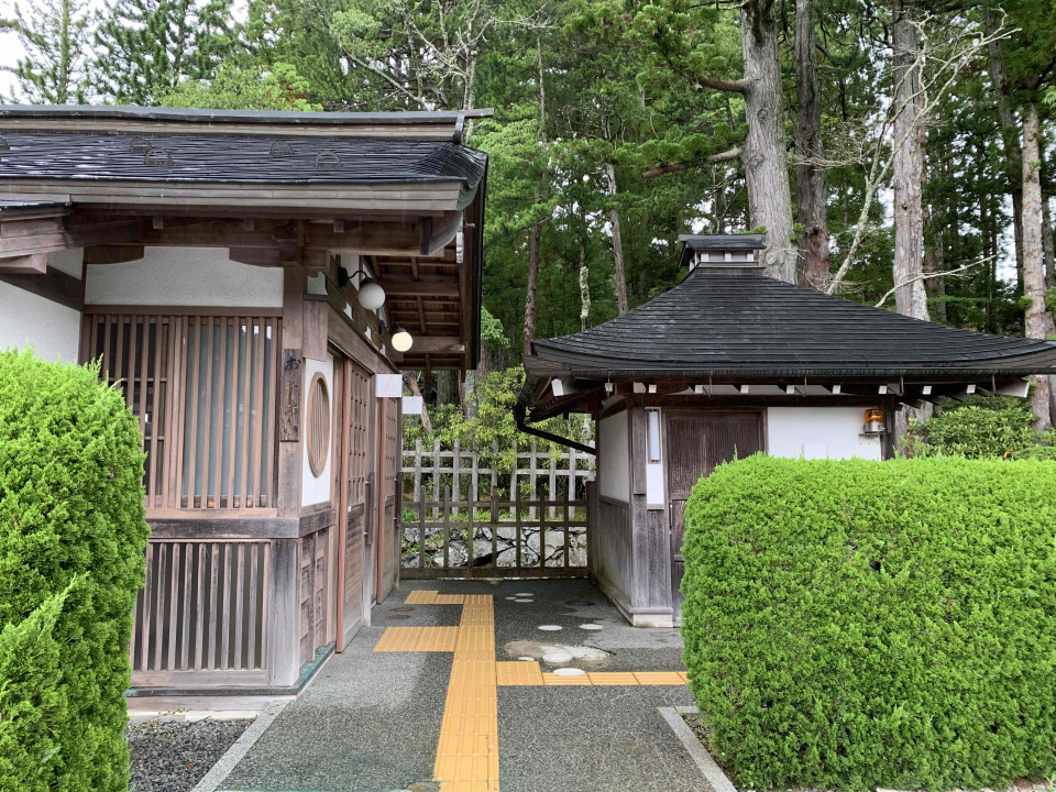 金剛峯寺前多目的トイレは右側です