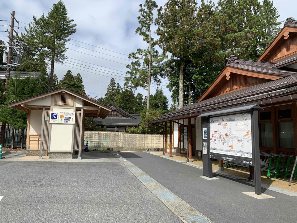 金剛峯寺前第二駐車場公衆トイレ外観